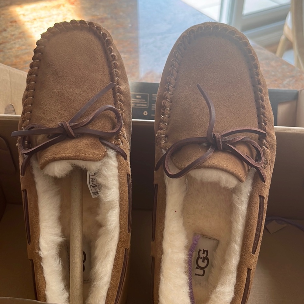 Women’s size 6 Ugg’s. Dakota